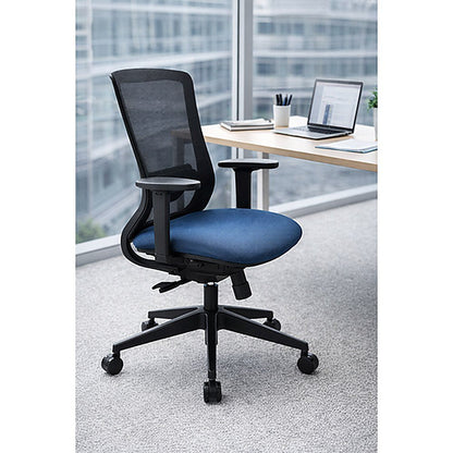 Silla operativa Corporate con asiento azul junto a un ventanal, imagen ambientada