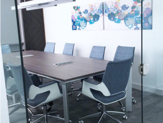 Sala de reuniones con sillas Cosmos de Archivos Activos alrededor de una mesa