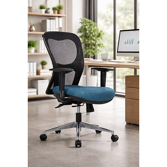 Silla operativa Hansen con asiento azul junto a un escritorio, imagen ambientada