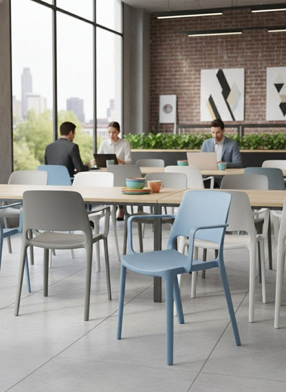 Sillas City celestes y grises en un comedor de oficina, imagen ambientada