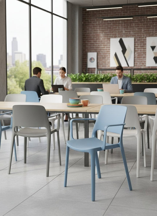 Sillas City celestes y grises en un comedor de oficina, imagen ambientada