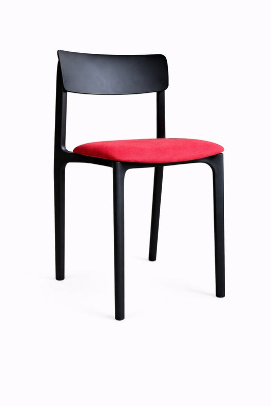 Silla plástica Clay Tapiz de Archivos Activos negra, con asiento tapizado rojo y respaldo abierto