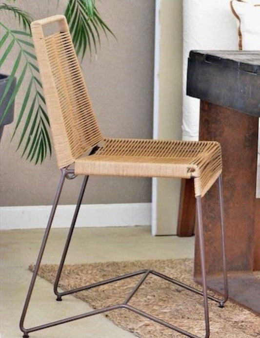 Silla Raíz de hierro y yute vista de perfil, con el tejido de yute del respaldo y el asiento