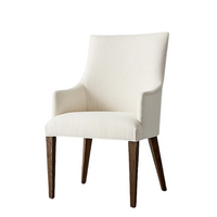 Silla Amelia con tapizado acolchado de gran comodidad, líneas suaves y respaldo ergonómico. Diseñada para integrarse en comedores cálidos y livings modernos, es una pieza versátil que combina funcionalidad con un estilo acogedor y sofisticado.