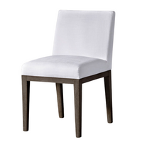 Silla Deli de diseño moderno con asiento amplio y respaldo cómodo, fabricada con materiales resistentes y terminaciones prolijas. Perfecta para el comedor o como complemento en espacios de reunión, aportando estilo y confort en el día a día.