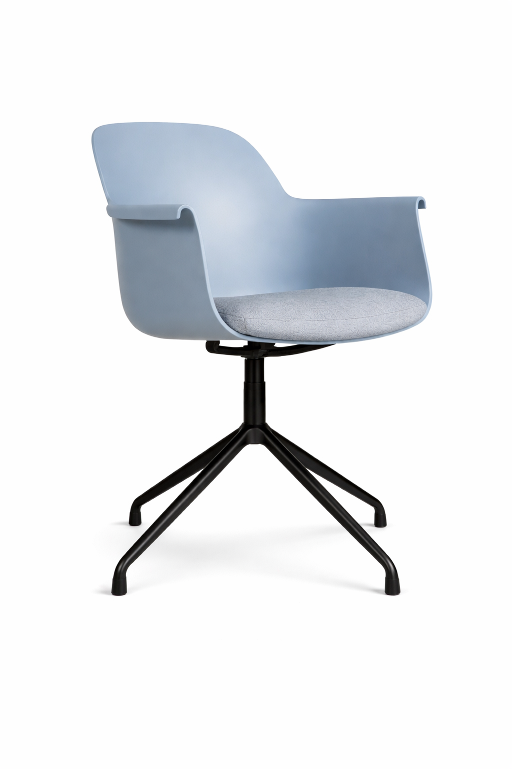 Silla de oficina ergonómica color turquesa con respaldo curvo, apoyabrazos integrados y base giratoria con ruedas sobre fondo blanco.