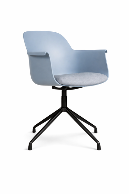 Silla de oficina ergonómica color turquesa con respaldo curvo, apoyabrazos integrados y base giratoria con ruedas sobre fondo blanco.