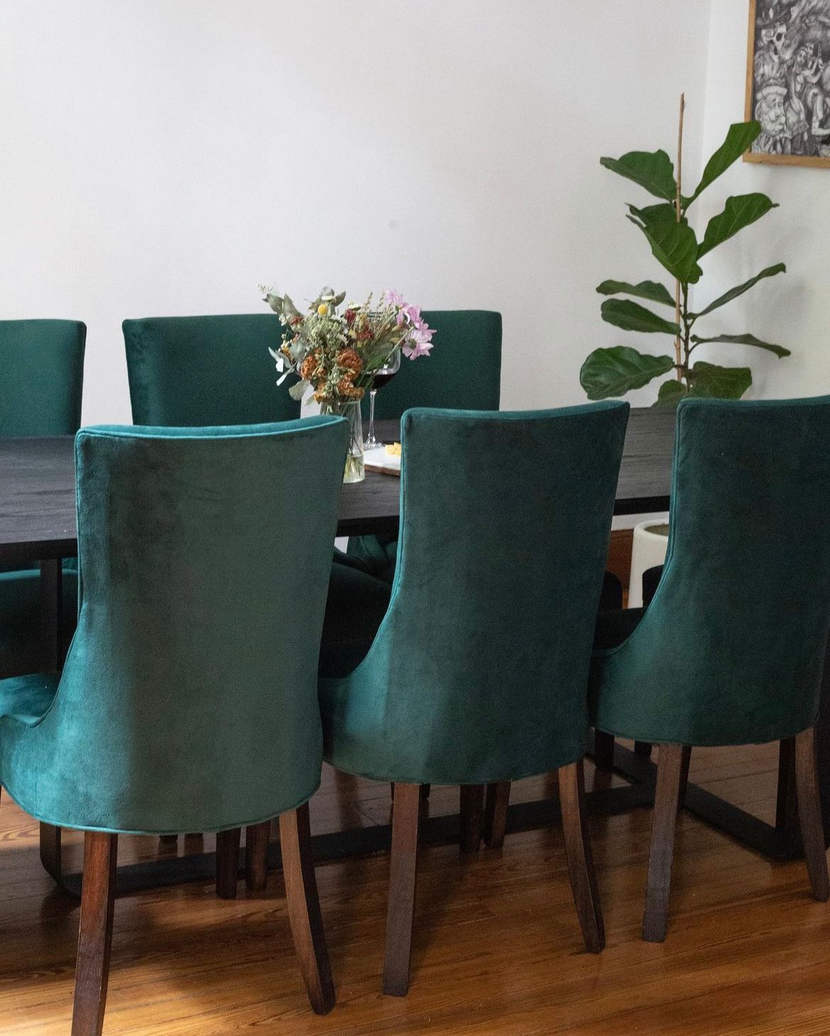 Respaldo de las Sillas Amalfi de terciopelo verde con patas de madera, en el comedor de San Telmo