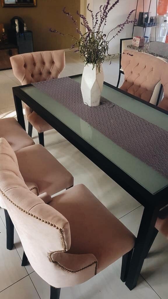 Detalle de las tachas y el capitoné de las Sillas Menphis rosa de Lucía