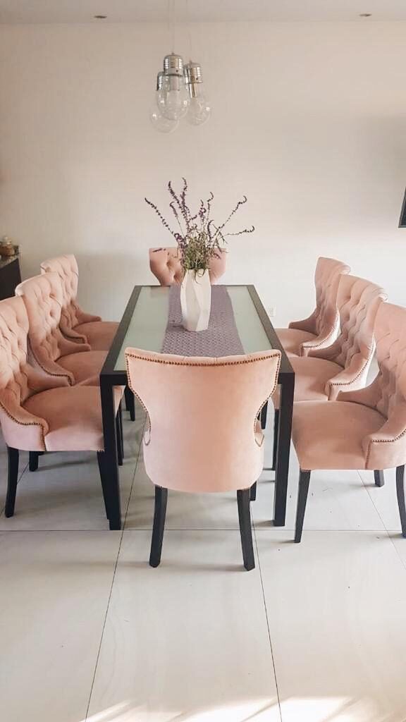 Silla Menphis rosa vista de frente, con el capitoné del respaldo y las tachas del borde