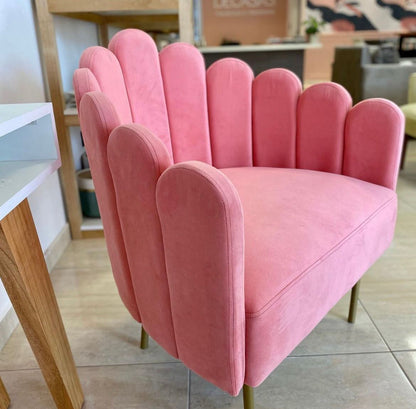 Sillón Angie rosa visto de costado, con patas de aluminio dorado, en De Casas, Firmat