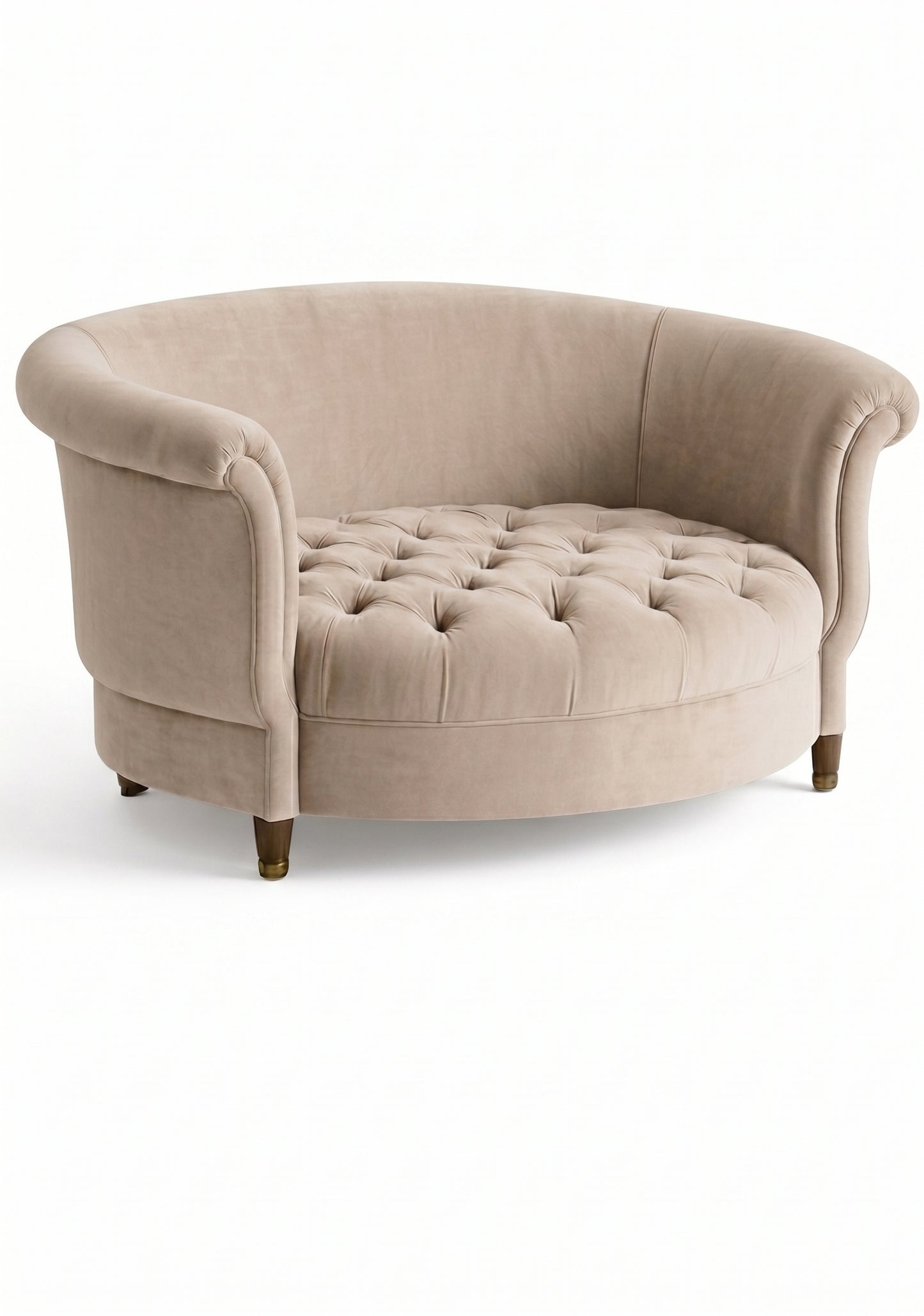 Sillón Brigitte redondo de Tienda de Banquitos tapizado en color latte, con respaldo curvo envolvente y asiento capitoné