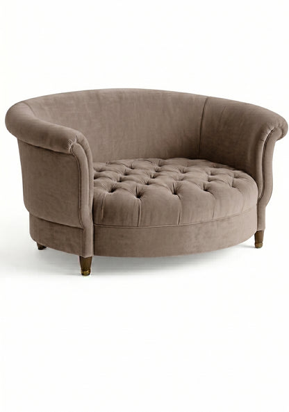 Sillón Brigitte redondo de Tienda de Banquitos tapizado en color stone, con respaldo curvo envolvente y asiento capitoné