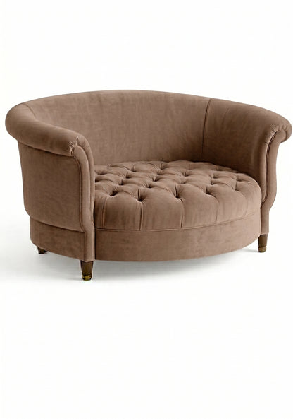 Sillón Brigitte redondo de Tienda de Banquitos tapizado en color visón, con respaldo curvo envolvente y asiento capitoné