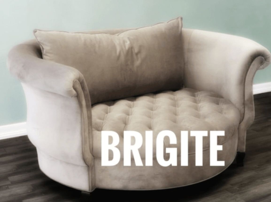 Sillón Brigitte redondo de Tienda de Banquitos tapizado en color beige, con respaldo curvo envolvente y asiento capitoné