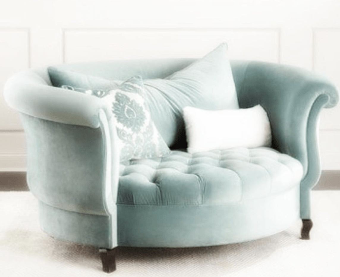 Sillón Brigitte redondo de Tienda de Banquitos tapizado en color celeste, con respaldo curvo envolvente y asiento capitoné