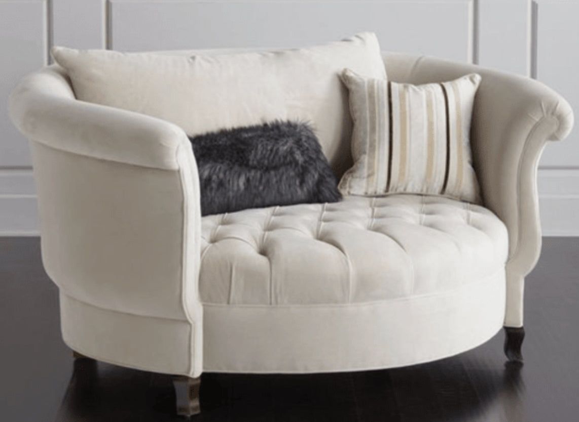 Sillón Brigitte redondo de Tienda de Banquitos tapizado en color crema, con respaldo curvo envolvente y asiento capitoné