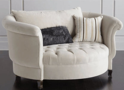 Sillón Brigitte redondo de Tienda de Banquitos tapizado en color crema, con respaldo curvo envolvente y asiento capitoné