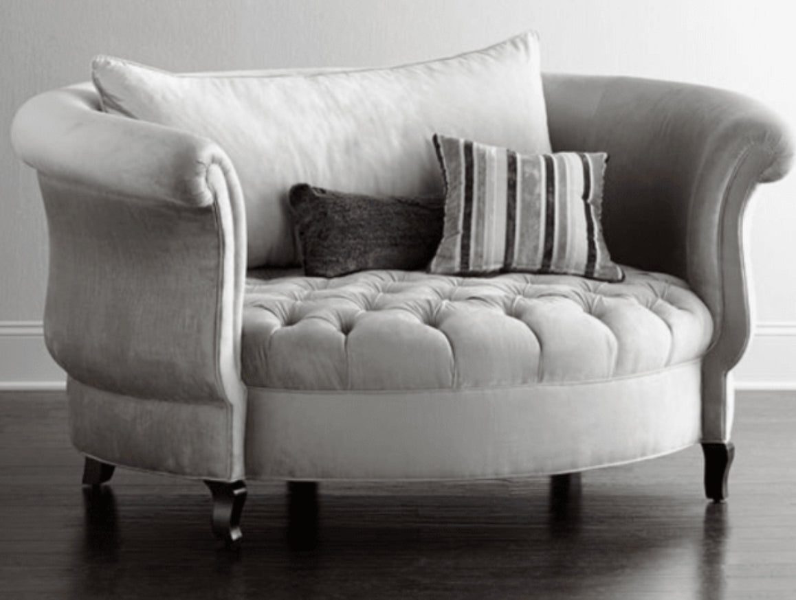 Sillón Brigitte redondo de Tienda de Banquitos tapizado en color gris claro, con respaldo curvo envolvente y asiento capitoné