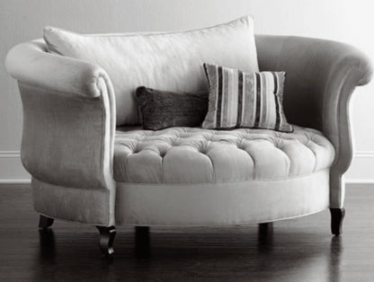 Sillón Brigitte redondo de Tienda de Banquitos tapizado en color gris claro, con respaldo curvo envolvente y asiento capitoné
