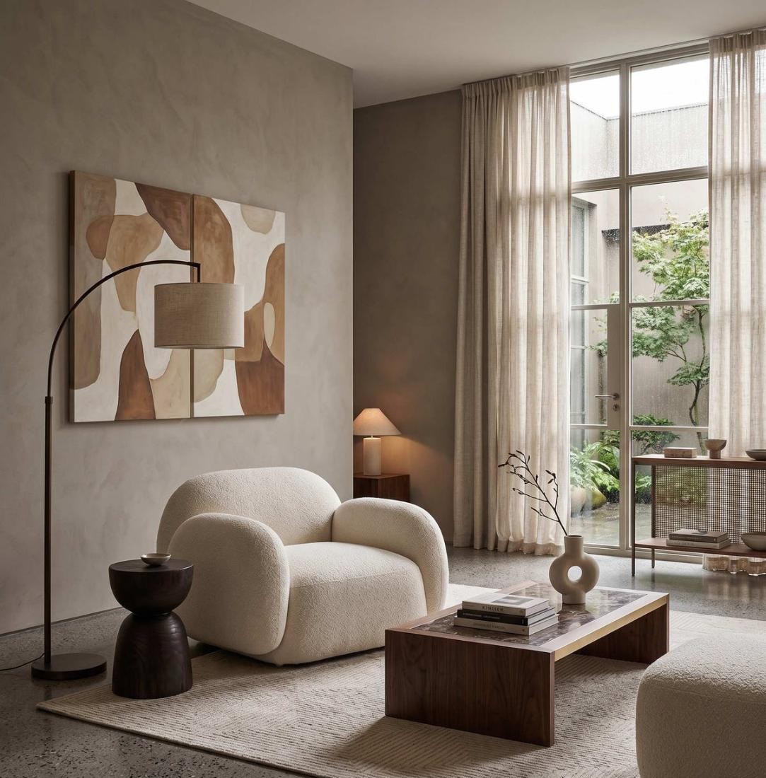 Sillón Cabsha de bouclé claro en un living moderno con mesa ratona de madera