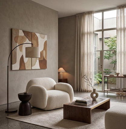 Sillón Cabsha de bouclé claro en un living moderno con mesa ratona de madera