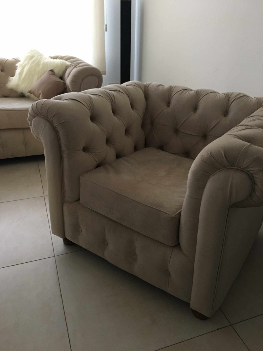 Sillón Chesterfield beige de un cuerpo, al tono con el sofá, en el living de Yesica