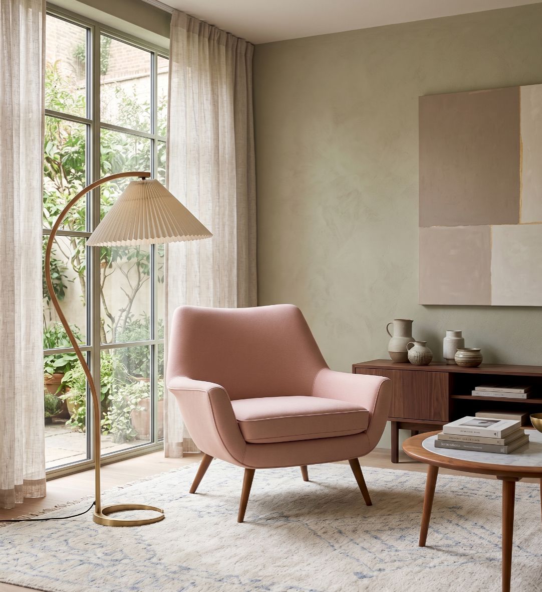 Sillón individual Chloe tapizado en rosa viejo, de líneas retro escandinavas, en un living con luz natural – Tienda de Banquitos