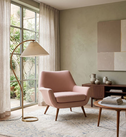 Sillón individual Chloe tapizado en rosa viejo, de líneas retro escandinavas, en un living con luz natural – Tienda de Banquitos