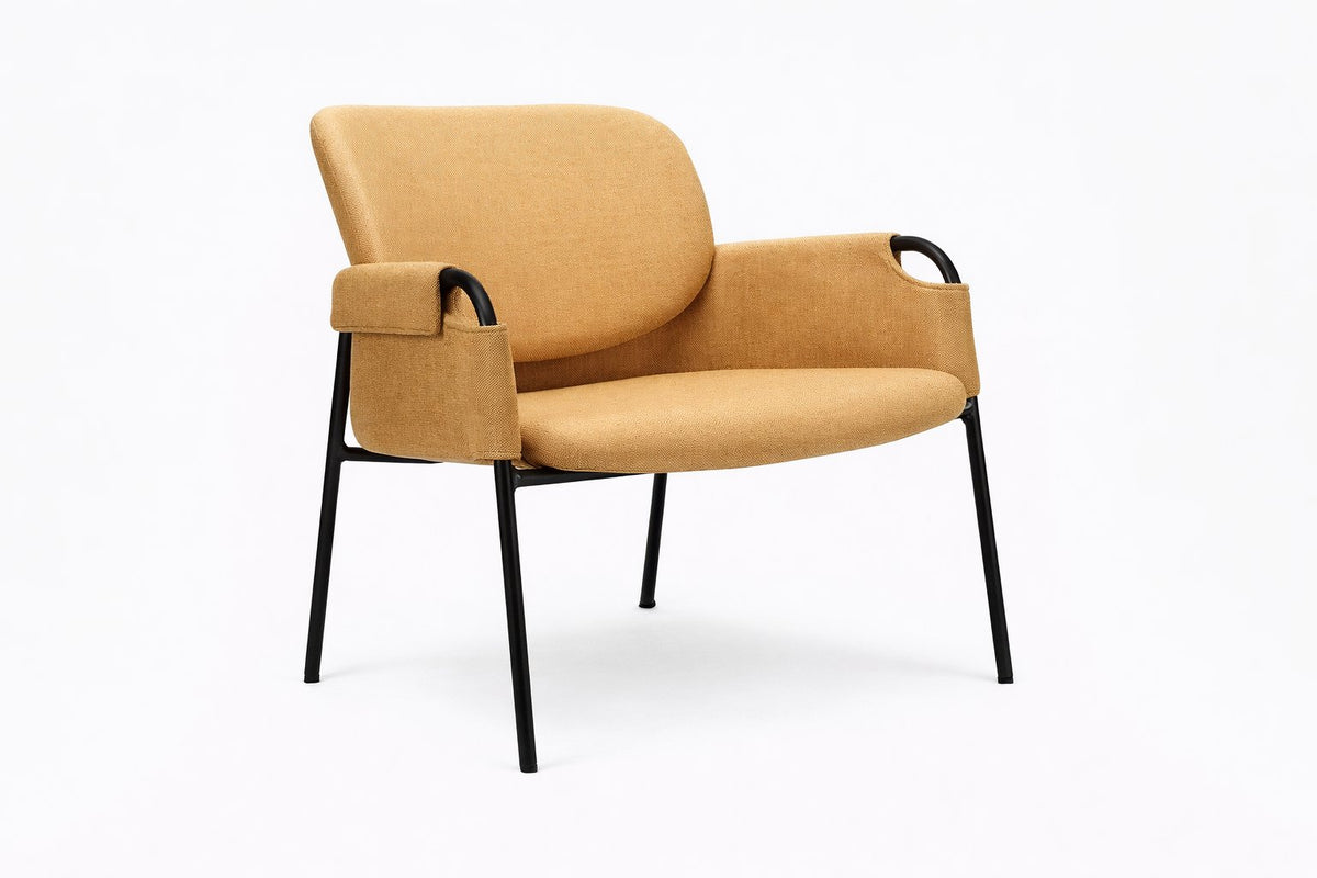 Sillón Clo de Archivos Activos color mostaza, con brazos de arco y estructura metálica negra