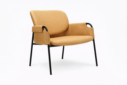 Sillón Clo de Archivos Activos color mostaza, con brazos de arco y estructura metálica negra
