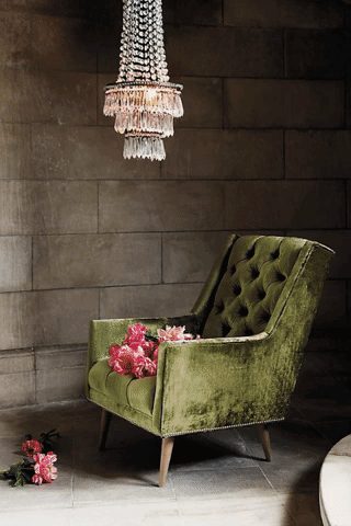 Sillón Velvet capitoné de un cuerpo tapizado en verde, ambientado con araña de cristal, Tienda de Banquitos