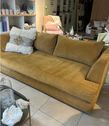 Sillón Elton de 2 metros en pana antimanchas color gamuza, en stock con entrega inmediata en Tienda de Banquitos