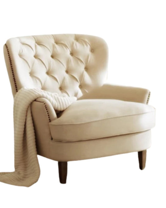 Sillón Esmeralda Capitoné a Medida tapizado en crema, butaca de diseño con respaldo curvo – Tienda de Banquitos