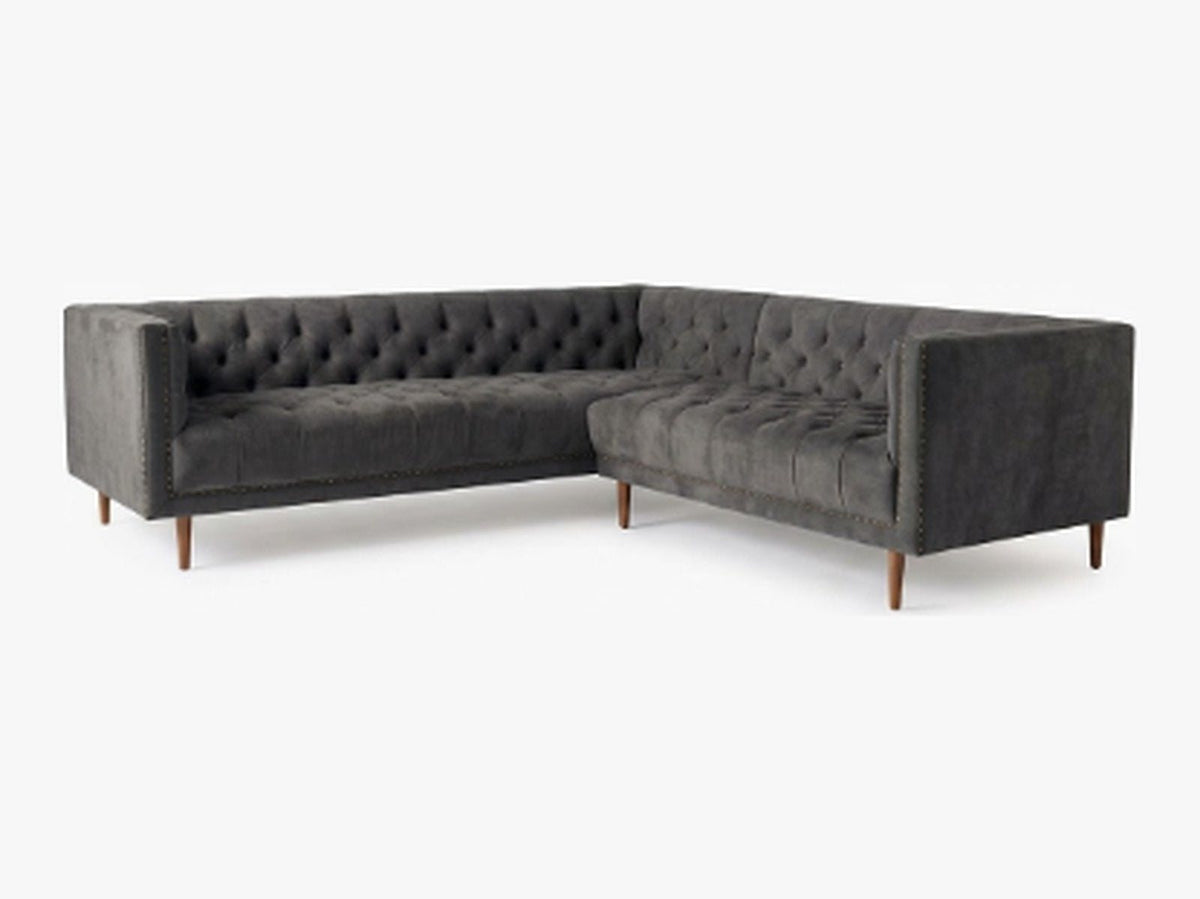 Sillón esquinero Bella Donna en pana antimanchas Grafito, forma en L, capitoné, borde con tachas y patas de madera
