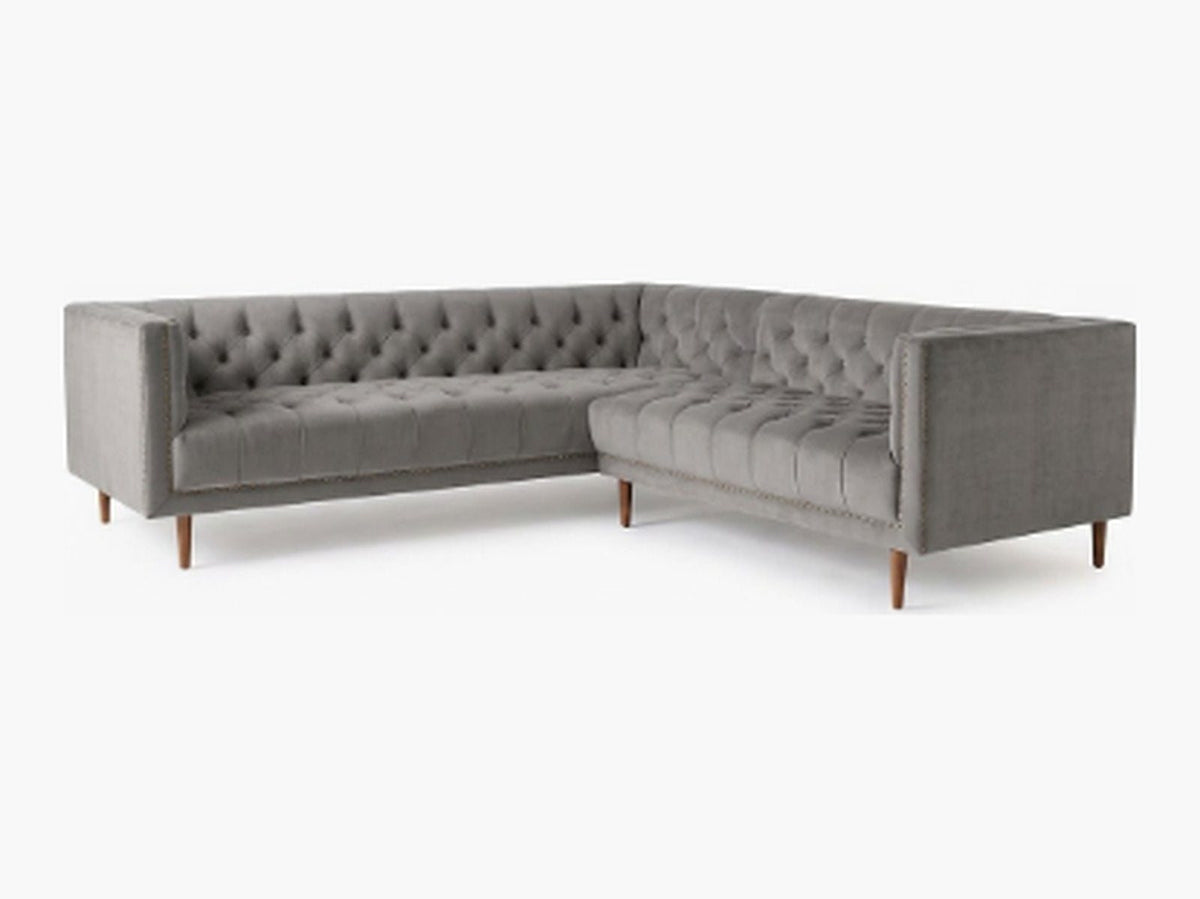 Sillón esquinero Bella Donna en pana antimanchas Onyx, forma en L, capitoné, borde con tachas y patas de madera