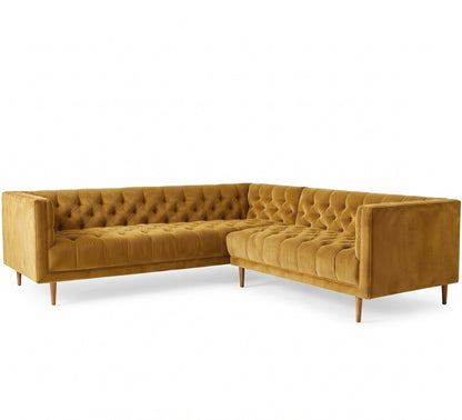 Sillón esquinero Bella Donna en pana antimanchas Oro, forma en L, respaldo y asiento capitoné, patas de madera