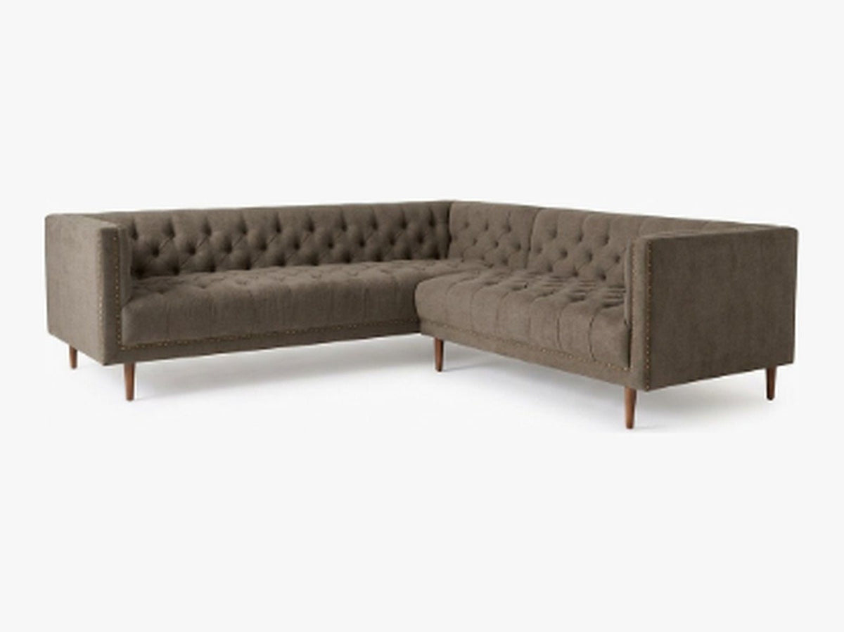 Sillón esquinero Bella Donna en pana antimanchas Stone, forma en L, capitoné, borde con tachas y patas de madera