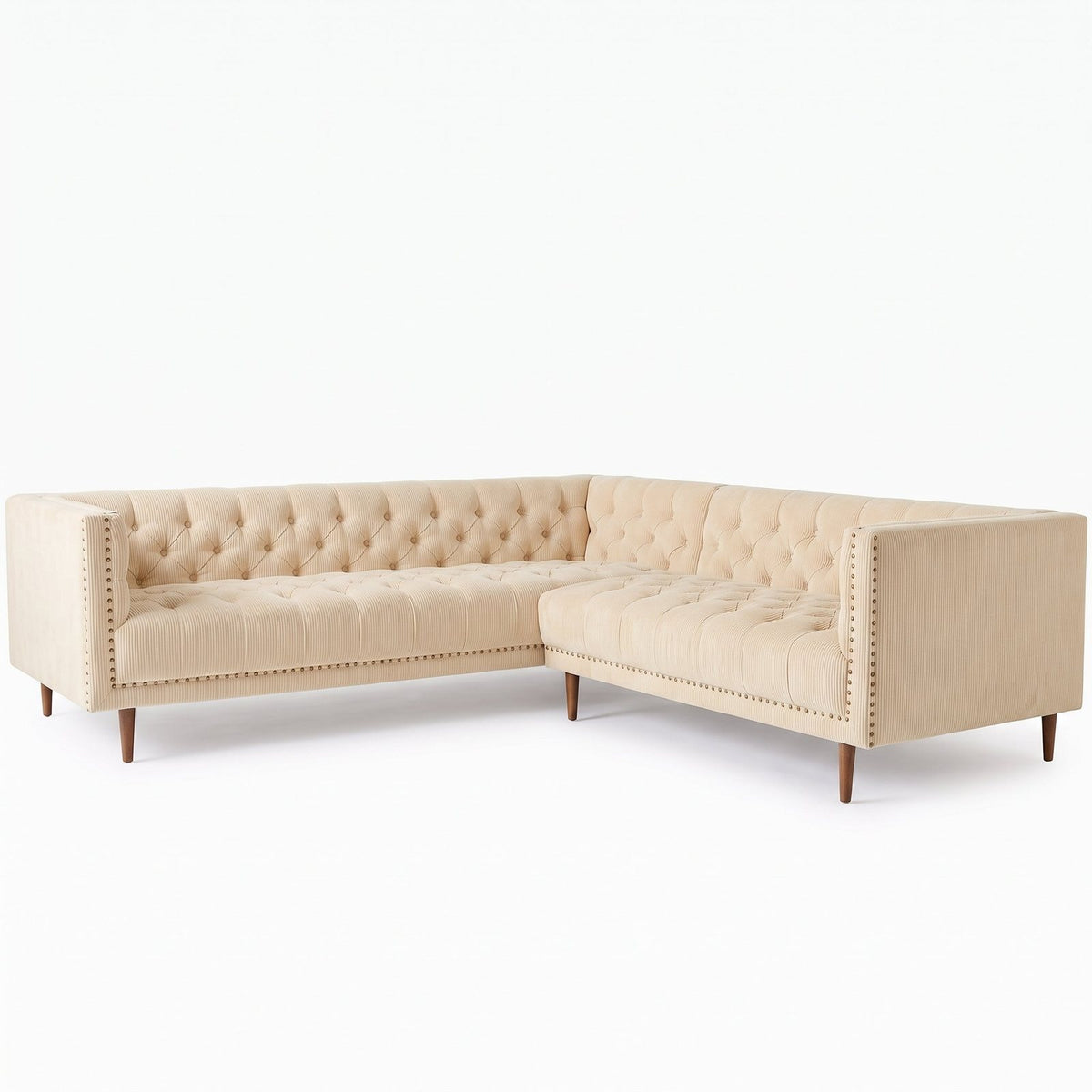 Sillón esquinero Bella Donna en pana antimanchas Vainilla, forma en L, capitoné, borde con tachas y patas de madera