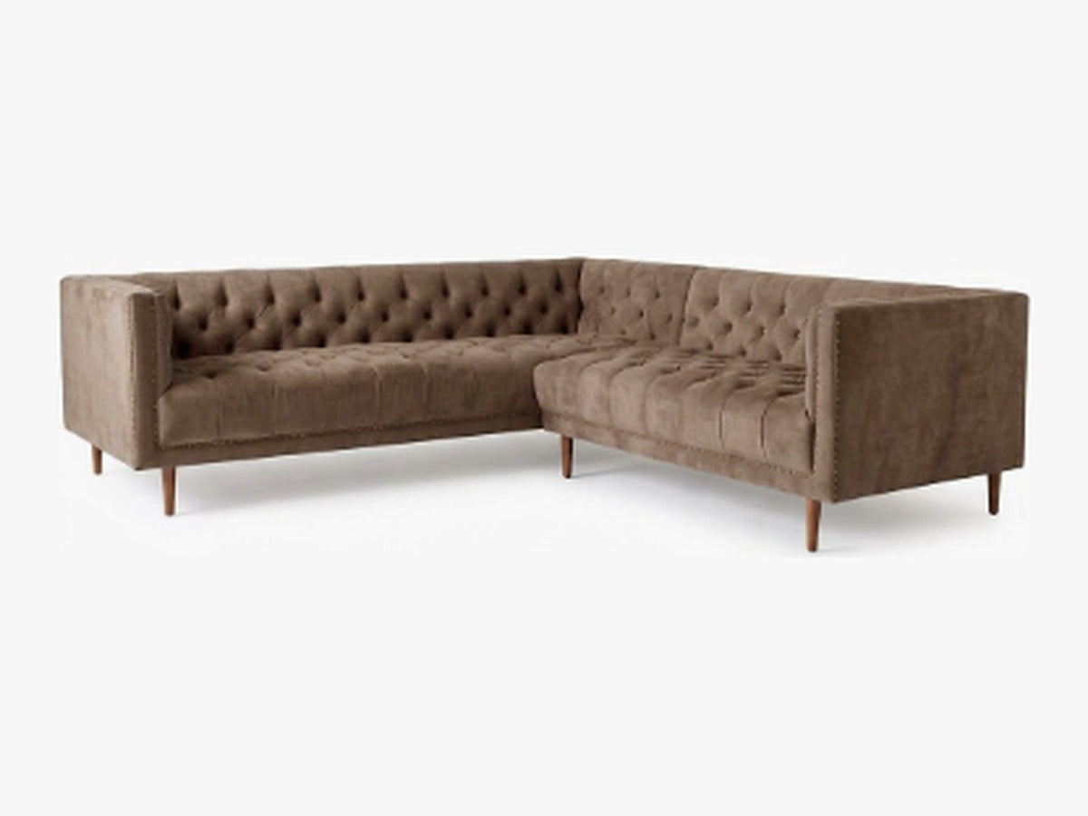 Sillón esquinero Bella Donna en pana antimanchas Visón, forma en L, capitoné, borde con tachas y patas de madera
