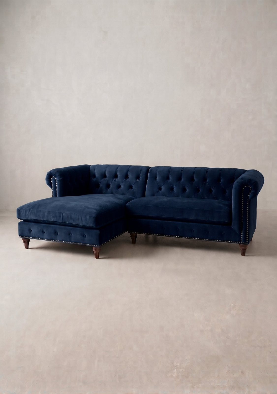 Sillón esquinero Chesterfield en pana antimanchas Azul, en L con chaise, capitoné y tachas plateadas