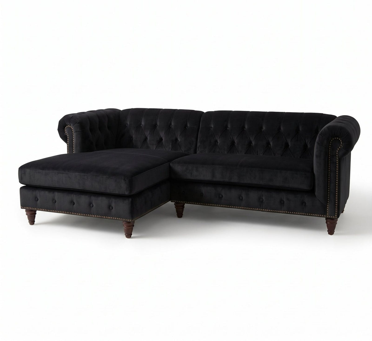 Sillón esquinero Chesterfield en pana antimanchas Black, con chaise, capitoné y tachas sobre fondo blanco
