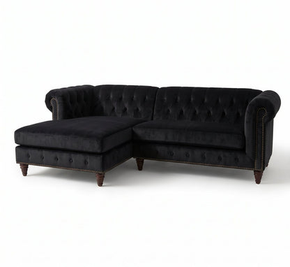 Sillón esquinero Chesterfield en pana antimanchas Black, con chaise, capitoné y tachas sobre fondo blanco