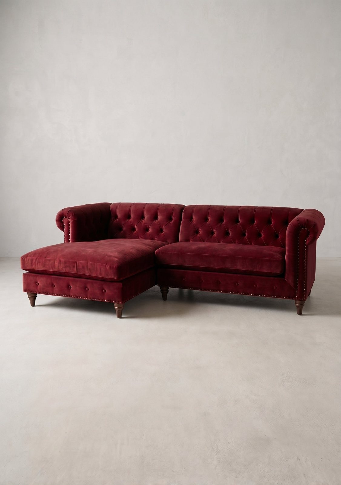 Sillón esquinero Chesterfield en pana antimanchas Bordó, con chaise longue, capitoné y apoyabrazos enrollados