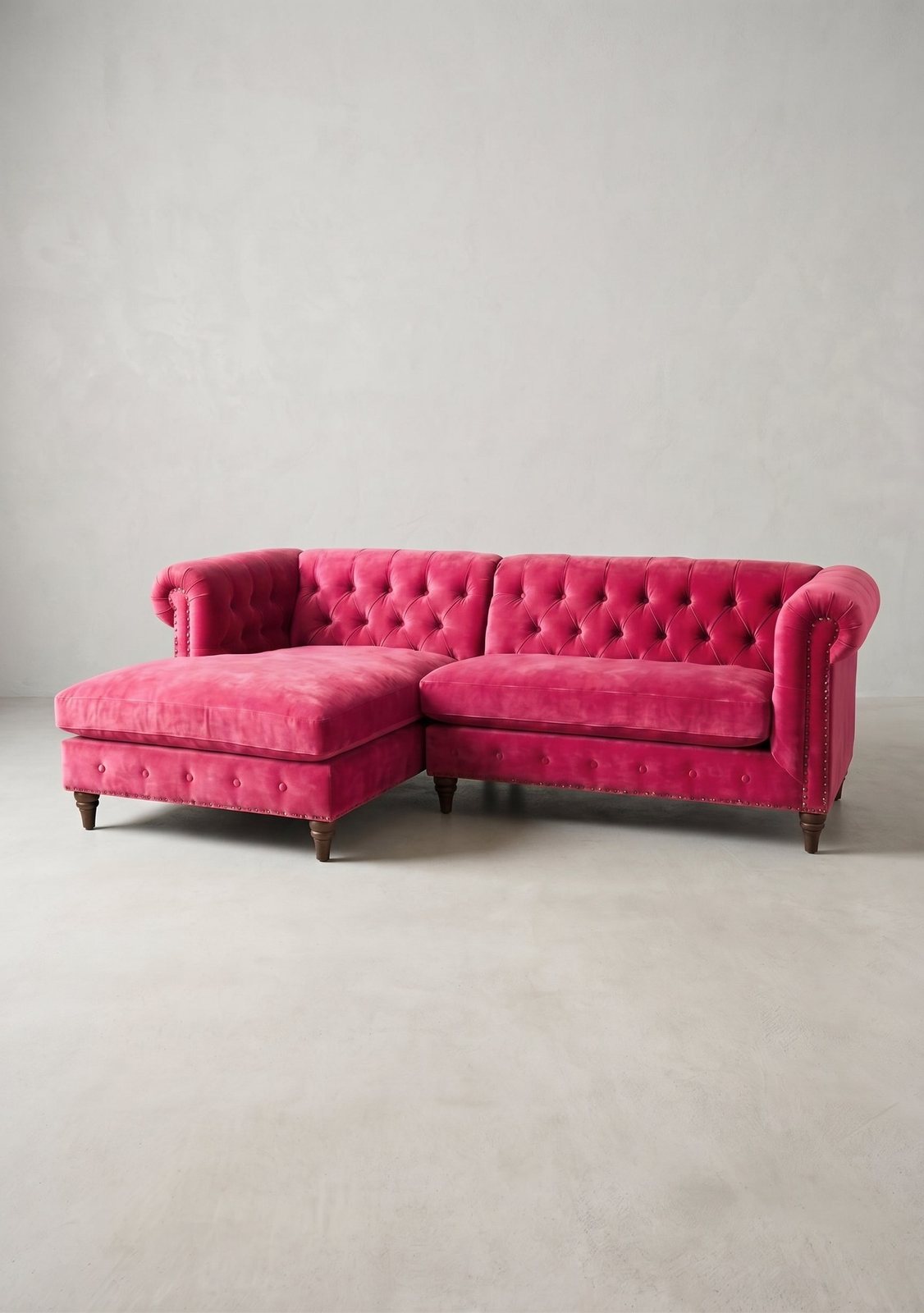 Sillón esquinero Chesterfield en pana antimanchas Chicle, forma en L, respaldo capitoné y patas torneadas