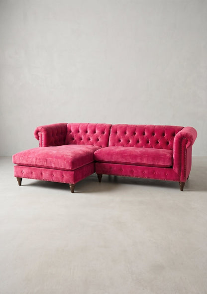 Sillón esquinero Chesterfield en pana antimanchas Chicle, forma en L, respaldo capitoné y patas torneadas