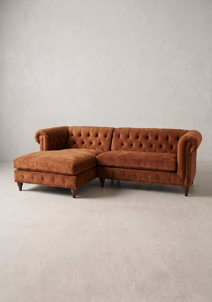 Sillón esquinero Chesterfield en pana antimanchas Gamuza, en L con chaise, capitoné, tachas y patas de madera