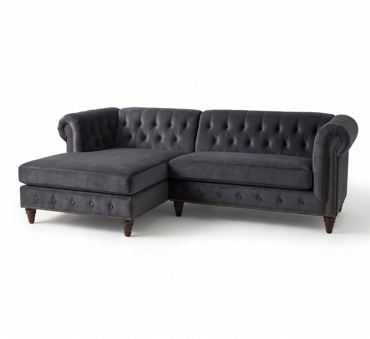 Sillón esquinero Chesterfield en pana antimanchas Grafito, con chaise, capitoné y tachas sobre fondo blanco
