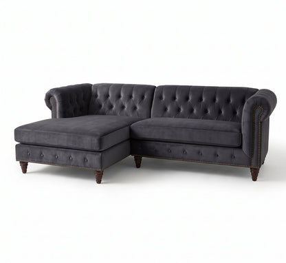 Sillón esquinero Chesterfield en pana antimanchas Grafito, con chaise, capitoné y tachas sobre fondo blanco