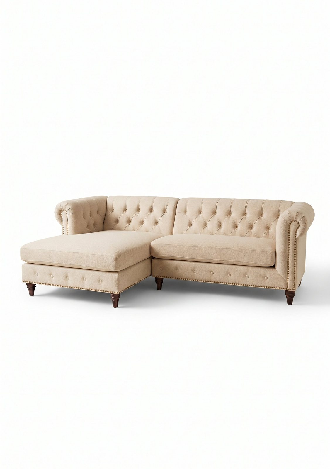 Sillón esquinero Chesterfield en pana antimanchas Latte, con chaise, capitoné y tachas sobre fondo blanco